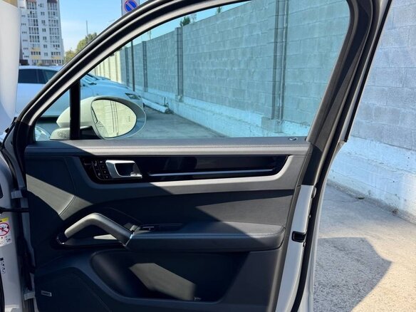 2020 Porsche Cayenne E-Hybrid III, серебристый - вид 16
