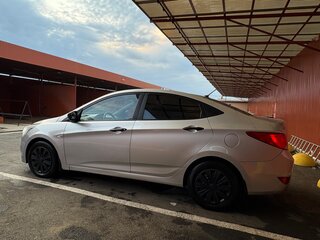 2015 Hyundai Solaris I Рестайлинг, серебристый, 760000 рублей, вид 2