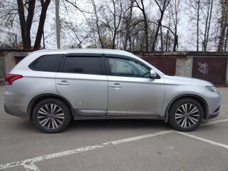 2019 Mitsubishi Outlander III Рестайлинг 3, серебристый, 2600000 рублей, вид 2