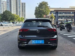 2023 Volkswagen Golf VIII, чёрный, 1740325 рублей, вид 5