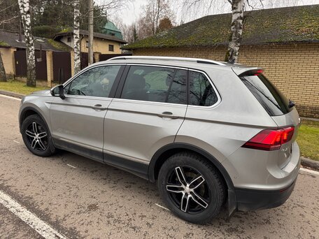 2018 Volkswagen Tiguan II, серебристый, 2890000 рублей, вид 2
