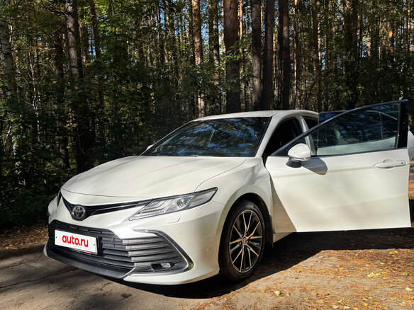 2021 Toyota Camry VIII (XV70) Рестайлинг, белый - вид 2