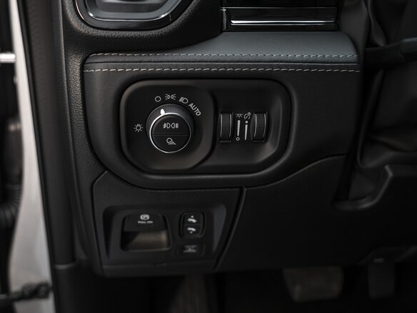 2026 Ram 1500 Crew Cab V Рестайлинг, серебристый, 9390000 рублей - вид 12