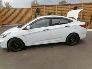 2013 Hyundai Solaris I, белый, 900000 рублей, вид 4