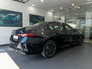 2025 BMW 5 серии Long 530Li xDrive VIII (G60/G61/G68), чёрный, 9990000 рублей, вид 4