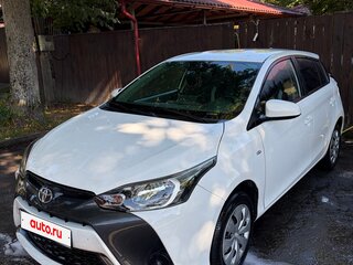 2022 Toyota Yaris L X XP150 Рестайлинг, белый, 2000000 рублей, вид 1