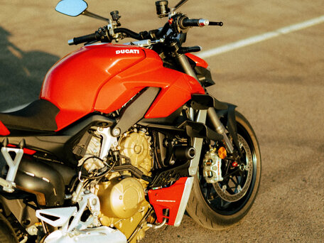 2022 Ducati Streetfighter V4, красный, 2120000 рублей, вид 3