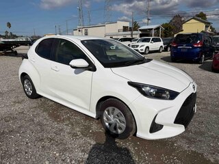 2022 Toyota Yaris IV, белый, 750000 рублей, вид 3