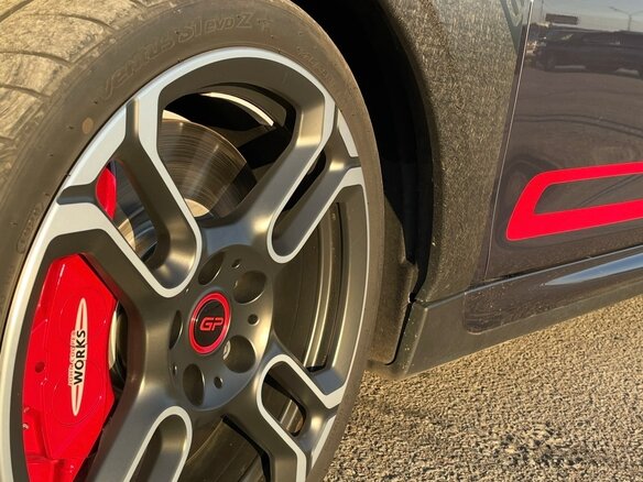 2020 Mini Hatch JCW John Cooper Works GP III (F55/F56) Рестайлинг, серый, 5550000 рублей - вид 3