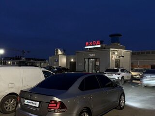 2016 Volkswagen Polo V Рестайлинг, серебристый, 900000 рублей, вид 3