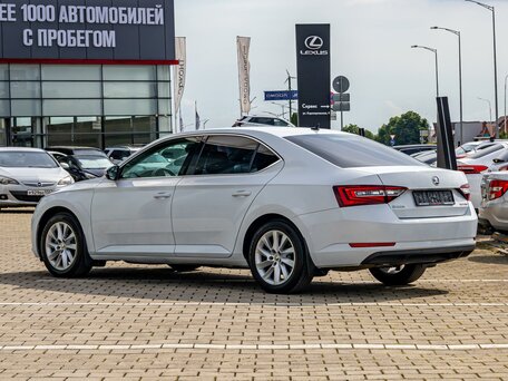 2019 Skoda Superb III, белый, 1825000 рублей, вид 4