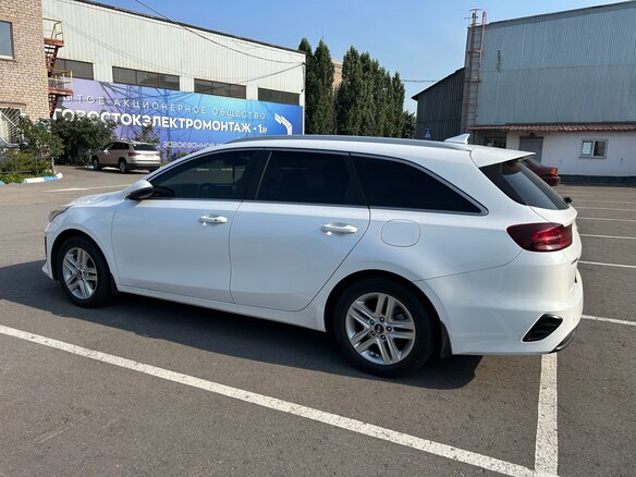 2021 Kia Ceed III Рестайлинг, белый, 1870000 рублей - вид 2