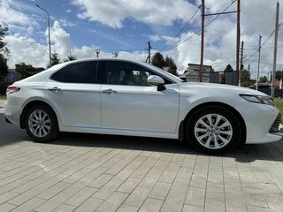 2021 Toyota Camry VIII (XV70), белый, 2850000 рублей, вид 4