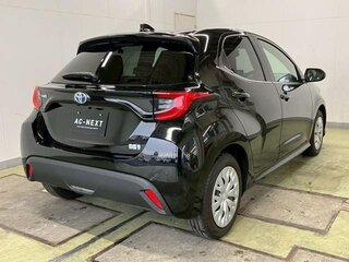 2023 Toyota Yaris IV, чёрный, 1341084 рублей, вид 4