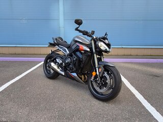2025 Triumph Street Triple, серый, 1390000 рублей, вид 2