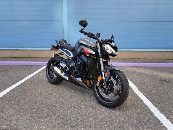 2025 Triumph Street Triple, серый, 1390000 рублей - вид 1
