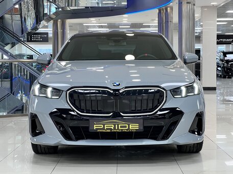 2025 BMW 5 серии 530i xDrive VIII (G60/G61/G68), серый, 9200000 рублей, вид 2