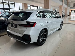 2025 BMW iX1 eDrive 25L, белый, 5550000 рублей, вид 3