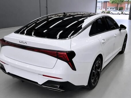 2023 Kia K5 III Рестайлинг, белый, 2349000 рублей, вид 2