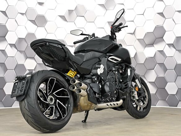 2024 Ducati Diavel V4, чёрный - вид 6