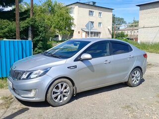 2013 Kia Rio 5-speed III, серебристый, 800000 рублей, вид 3