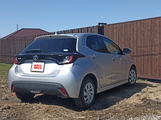 2020 Toyota Yaris IV, серый, 1050000 рублей, вид 4