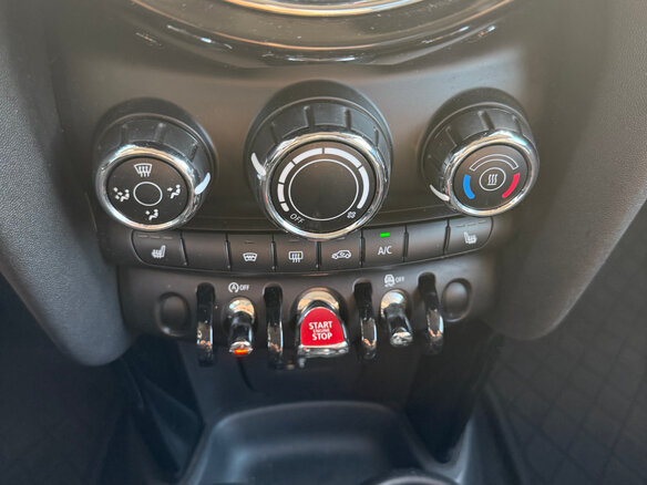 2019 Mini Hatch Cooper III (F55/F56) Рестайлинг, серебристый - вид 30