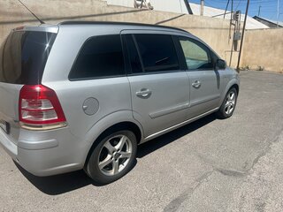 2011 Opel Zafira B Рестайлинг, серебристый, 600000 рублей, вид 3