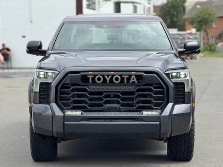 2023 Toyota Tundra Crew Max CrewMax III, серый, 8250000 рублей, вид 3