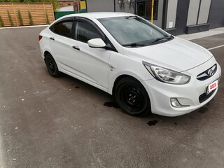 2013 Hyundai Solaris I, белый, 900000 рублей, вид 3