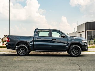 2026 Ram 1500 Crew Cab V Рестайлинг, синий, 8700000 рублей, вид 3