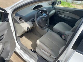 2009 Toyota Yaris II Рестайлинг, белый, 799000 рублей, вид 5