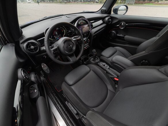 2021 Mini Hatch Cooper III (F55/F56) Рестайлинг 2, чёрный, 3790000 рублей - вид 19
