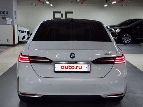 2025 BMW 5 серии 520i VIII (G60/G61/G68), белый, 5740000 рублей, вид 4