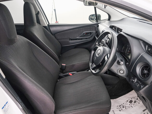 2017 Toyota Vitz III (XP130) Рестайлинг 2, белый, 879000 рублей - вид 6