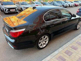 2004 BMW 5 серии 530i V (E60/E61), чёрный, 1080000 рублей, вид 3