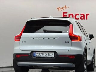 2023 Volvo XC40 I Рестайлинг, белый, 4563903 рублей, вид 4