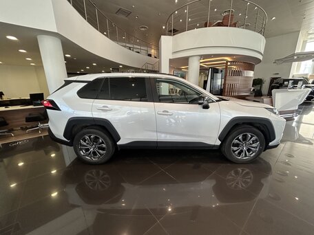 2025 Toyota RAV4 V (XA50), белый, 4270000 рублей, вид 4