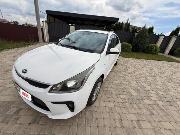 2020 Kia Rio IV, белый, 1150000 рублей - вид 1