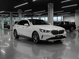 2024 BMW 5 серии 523d xDrive VIII (G60/G61/G68), белый, 7420000 рублей, вид 2