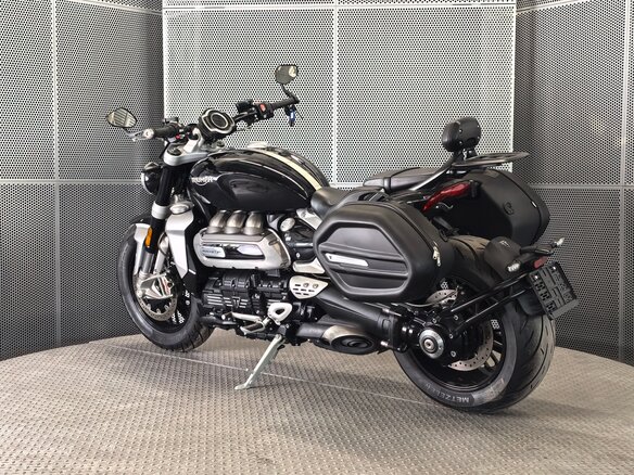 2022 Triumph Rocket III, чёрный, 1999000 рублей - вид 5
