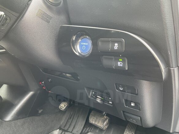 2016 Toyota Prius IV (XW50), серебристый, 1580000 рублей - вид 11