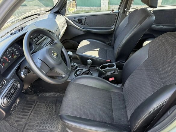 2015 Chevrolet Niva I Рестайлинг, серебристый, 750000 рублей - вид 11