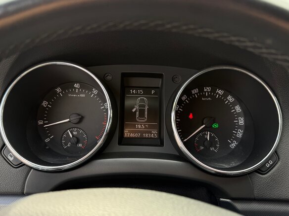 2015 Skoda Yeti I Рестайлинг, серебристый - вид 8
