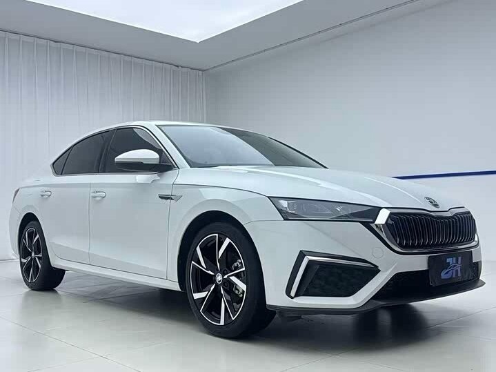 Открыть фотографии: Skoda Octavia IV (A8)