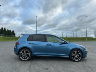 2013 Volkswagen Golf VII, голубой, 850000 рублей, вид 2