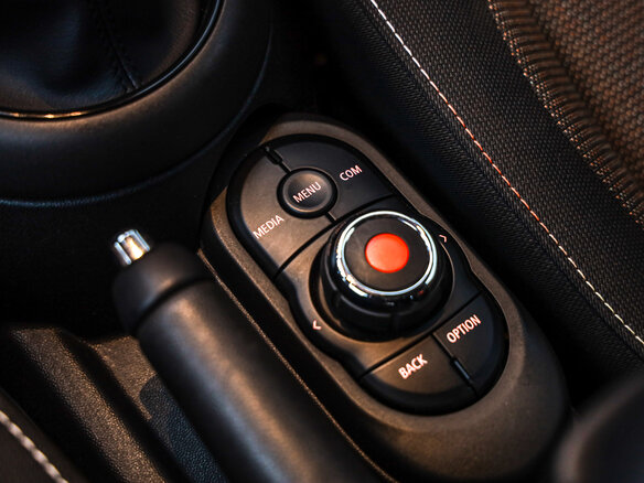 2019 Mini Hatch Cooper III (F55/F56) Рестайлинг, чёрный, 2263777 рублей - вид 18