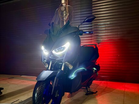2023 Yamaha XMAX, серый, 550000 рублей, вид 1