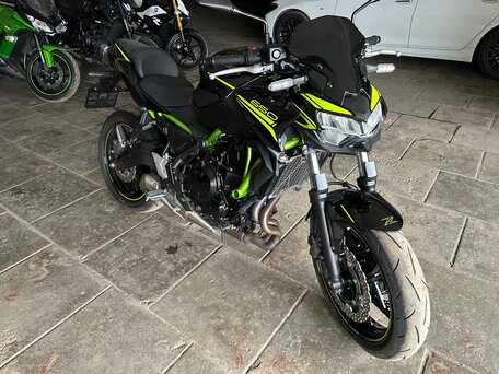 2022 Kawasaki Z 650, чёрный, 760000 рублей, вид 4