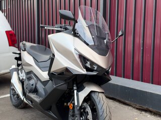 2026 Honda Forza, бежевый, 1600000 рублей, вид 2